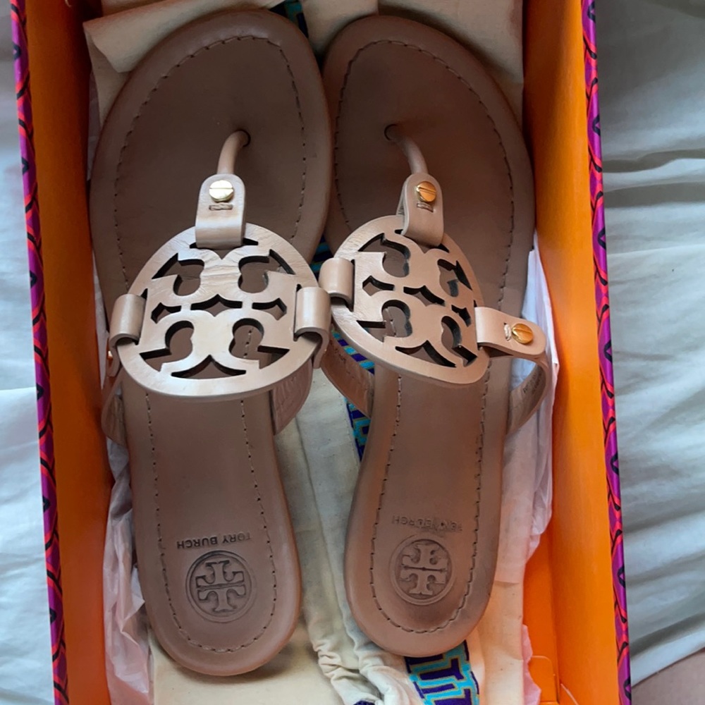 Cream Tory Burch sandals with logo size 6.5